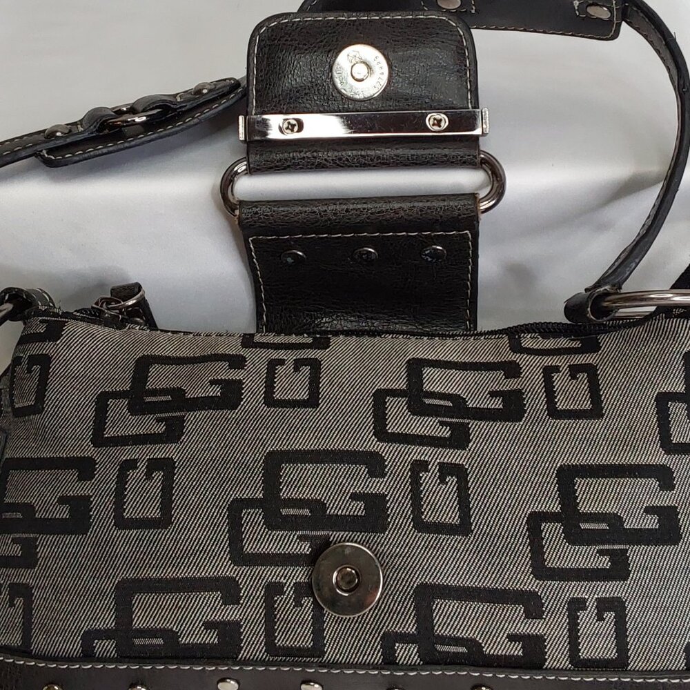 'GUESS' STUDDED MONOGRAM SHOULDER BAG SIGNATURE BIMBO BAGUETTE - Picture 9 of 16